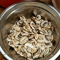 白蘑菇炒牛肉的做法图解1