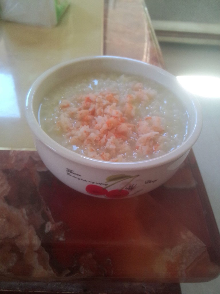 2. 把所有材料一起放进bb煲下去煮,注意虾是整只下去煮的,因为虾皮含有丰富的钙,让汤汁融入米粥中,咱们不要浪费,等下再剥壳给宝宝吃