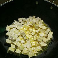 蒜苗烧豆腐的做法图解1