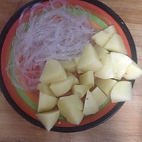鸡翅中炖土豆粉条。的做法图解1