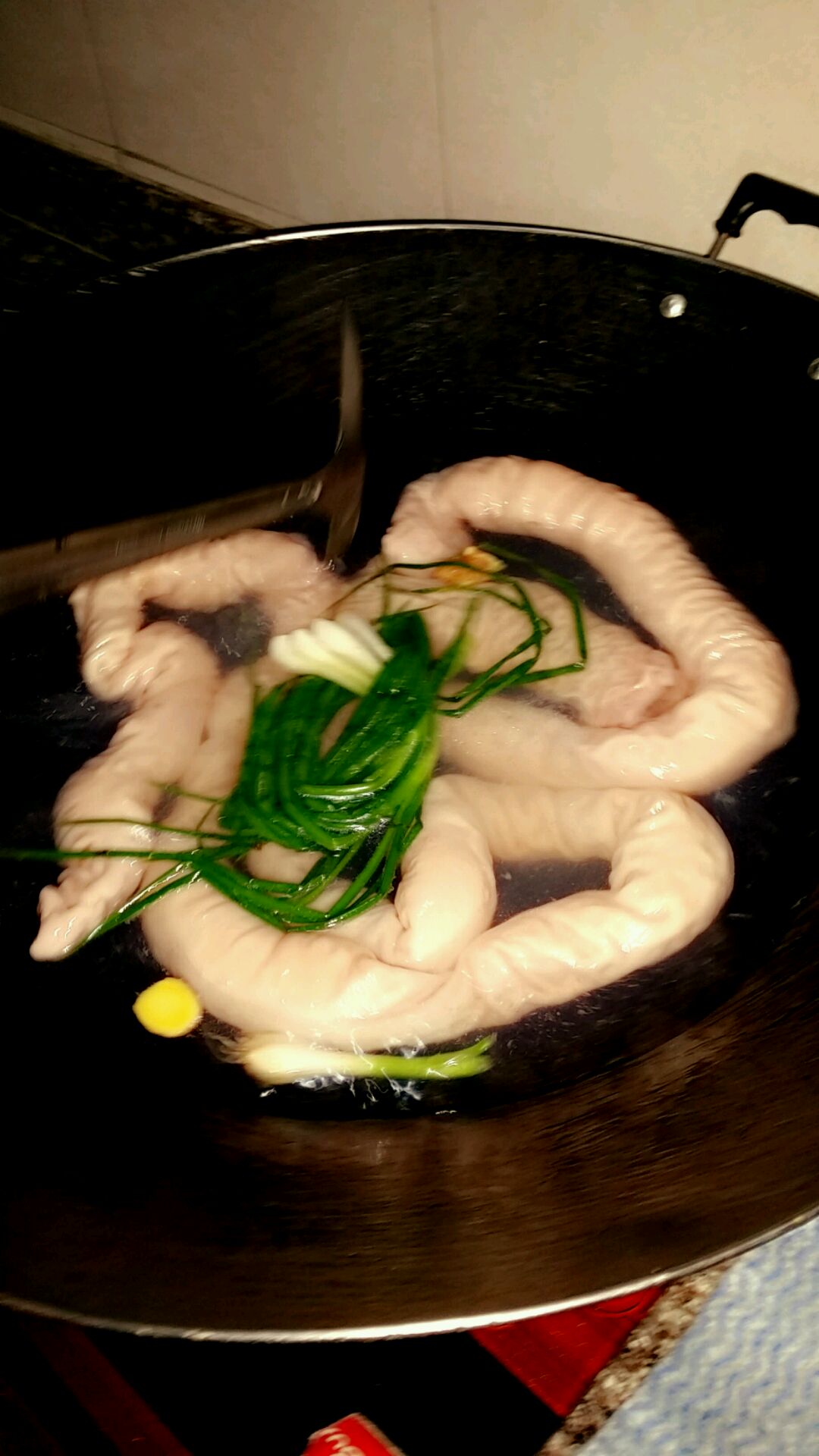 先洗干净猪食品,然后放葱和姜片煮,去味和油.大肠华阳有限公司图片