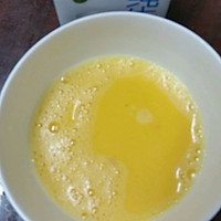 牛奶蒸鸡蛋的做法图解1