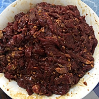 红油牛肉拌面的做法图解1