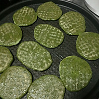 电饼铛刷油,把糯米团用手按成饼,两面烙,用手指按压有弹性,饼稍稍变