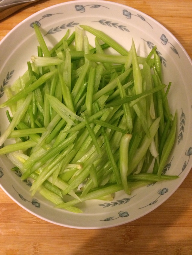 芹菜,斜着切.比较容易入味.