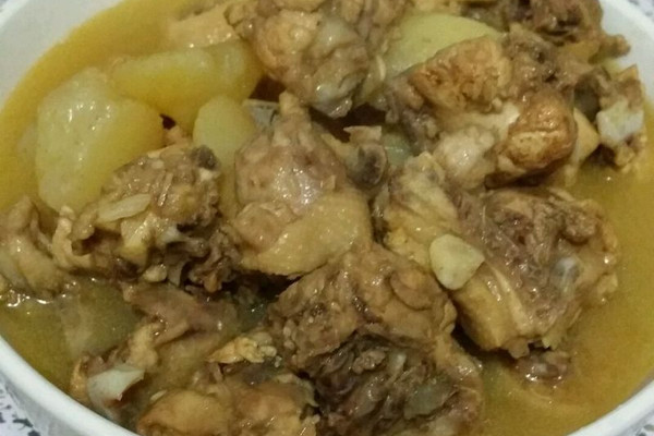 土豆炖鸡肉