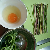 超级简单宝宝辅食营养五彩青菜鸡蛋面的做法图解1