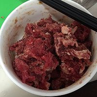 香煎牛肉烩金针菇的做法图解1