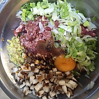 牛肉锅贴的做法图解1