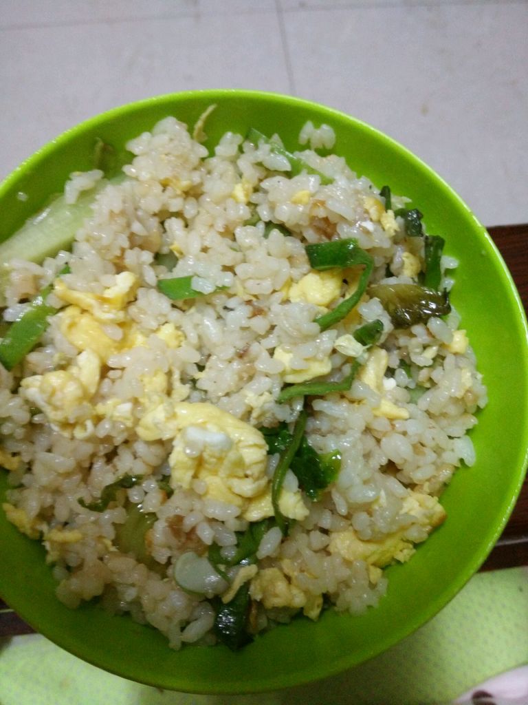 主料 青菜,鸡蛋,梅豆适量 适量 辅料   盐调料酱油适量 蛋炒饭的做法