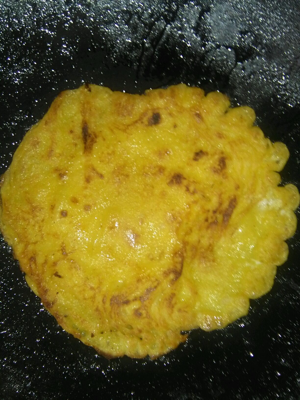 取适量的面粉掺水拌成糊状,然后加入鸡蛋搅拌均匀,再加入适量的白