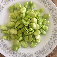 蚕豆炒鸡蛋的做法图解1