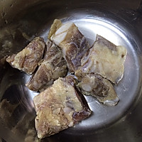 腊排骨砂锅的做法图解1
