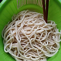 香肠炒面的做法图解1