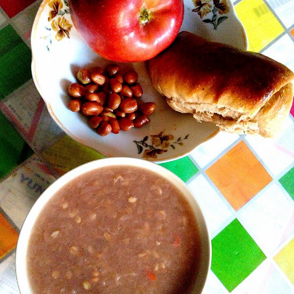馨心杨的银耳燕麦粥,苹果,杂粮面包,花生米做法