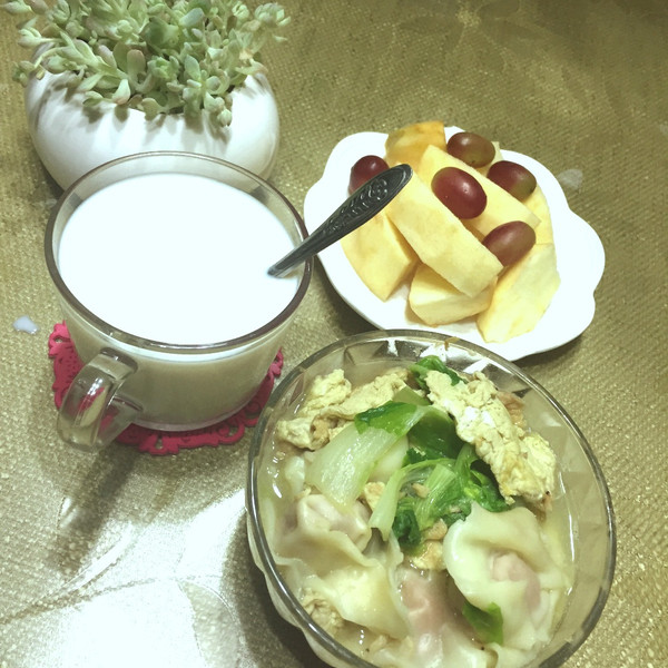 晨曦美味的一碗蔬菜鸡蛋混沌 牛奶燕麦 再来一