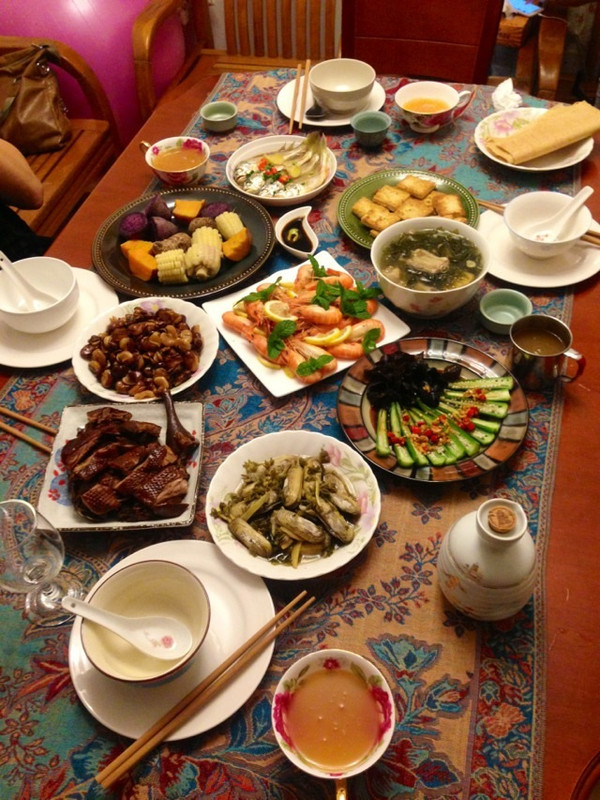 三五好友来家里聚聚,蒸蒸煮煮,做一桌简单热闹的家常菜,吃吃,聊聊,很