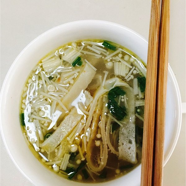 橘子扭扭腰_青柠萌萌哒的金针菇鸡汤泡煎饼做