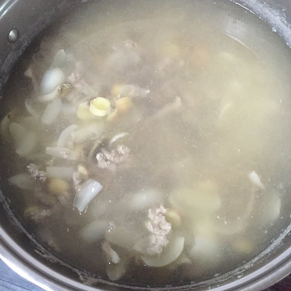 为了孩子而学做饭的鲜百合莲子瘦肉汤做法的学
