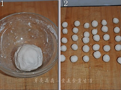 糯米粉加适量热水揉合成柔软面团,搓成小圆子(或者包入馅料做成汤圆).