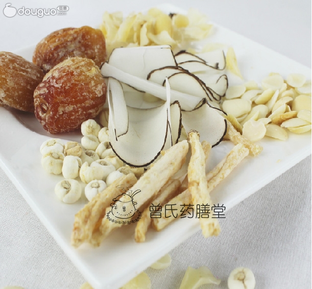 贝母海底椰瘦肉汤 润肺止咳,生津化痰,清热清肺 咳嗽,是一种呼吸系统疾病 常见发生在幼儿、小孩、老年人身上 免疫力较弱易于被感染 当看到身边的亲人、朋友一声声由肺部咳出来的声音 作为身边爱他们的人都为之担心,疼惜 俗话说对咳嗽的治疗:三分治,七分养。 加强饮食调护,注意食补养肺。 贝母海底椰瘦肉汤是针对治疗咳嗽、润肺食疗养生汤 贝母是一种路人皆知的止咳良药,有止咳化痰、清热散结之功。 海底椰以清燥热、润肺养颜为主,经常用来煲汤、炖甜品。 两者结合在一起,止咳润肺是家庭咳嗽之必备的。 每当下班为所爱的煲上