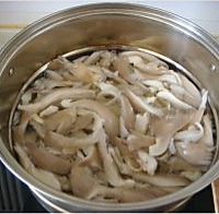 猪肉鲜蘑馅饺子的做法图解2