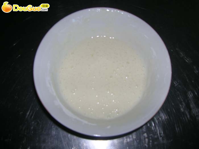 将蘑菇洗净撕成小块;鸡蛋取蛋清,搅散后调入盐,淀粉,搅拌成稀稠糊.
