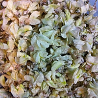 槐花鸡蛋饼的做法图解2
