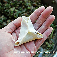 将饺子皮分三个角向上包起